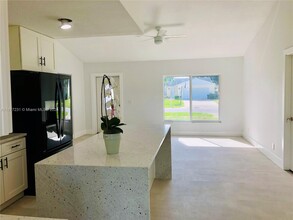 102 Village Cir in Jupiter, FL - Building Photo - Building Photo