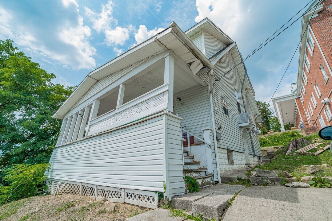 713 Price St in Morgantown, WV - Building Photo