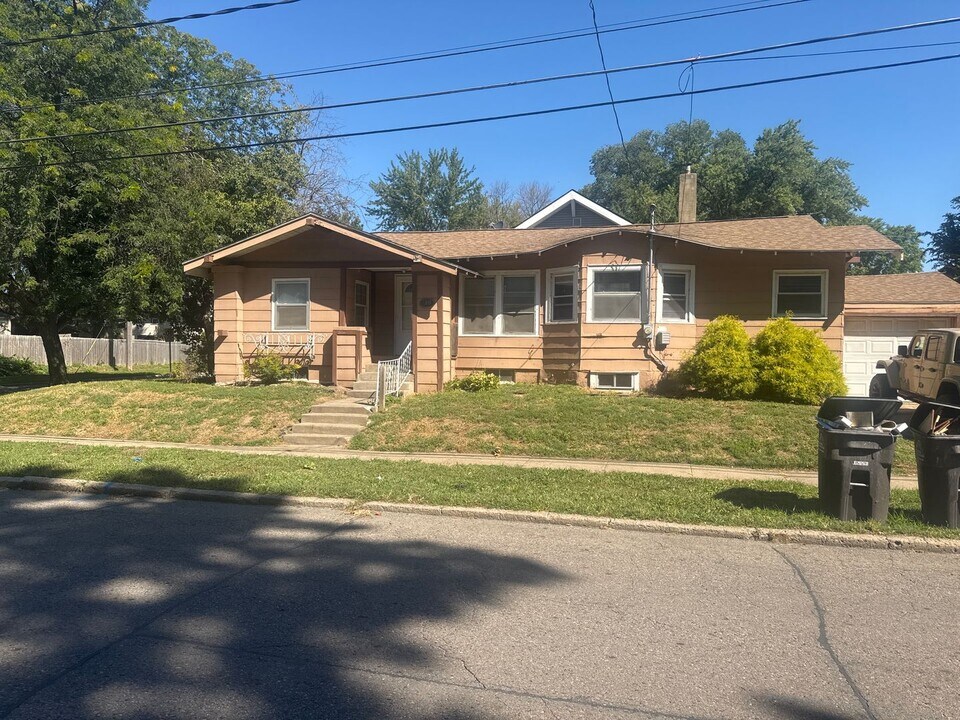 1300 Arthur Ave in Des Moines, IA - Building Photo