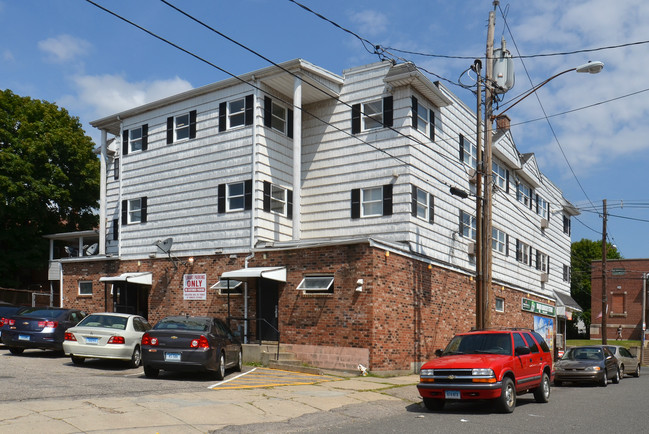 1902 E Main St in Waterbury, CT - Building Photo - Building Photo