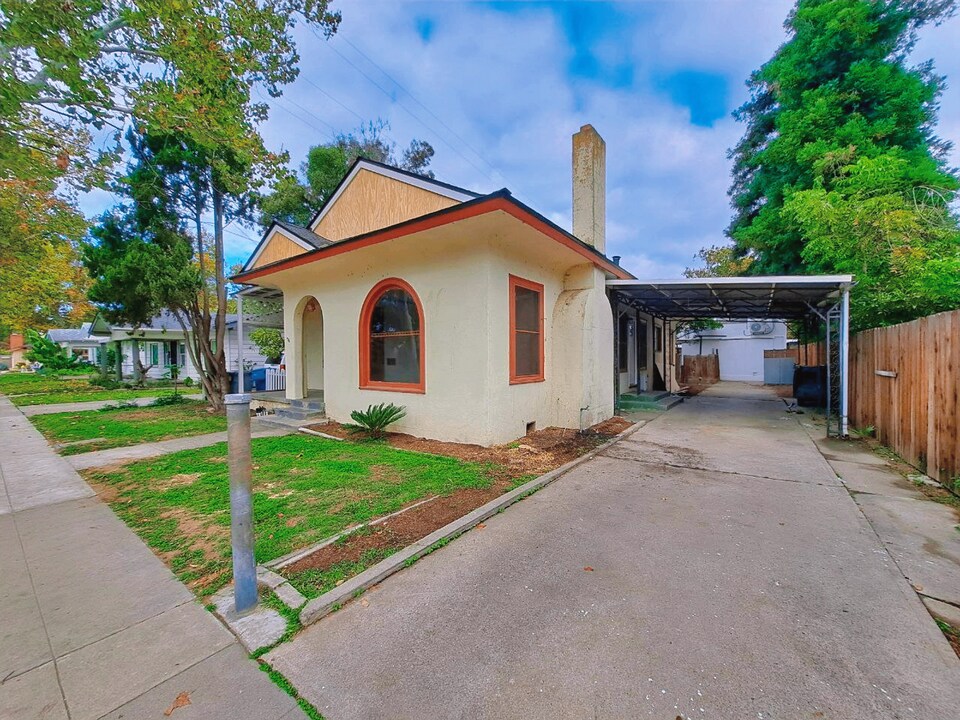141 E Hedges Ave in Fresno, CA - Foto de edificio