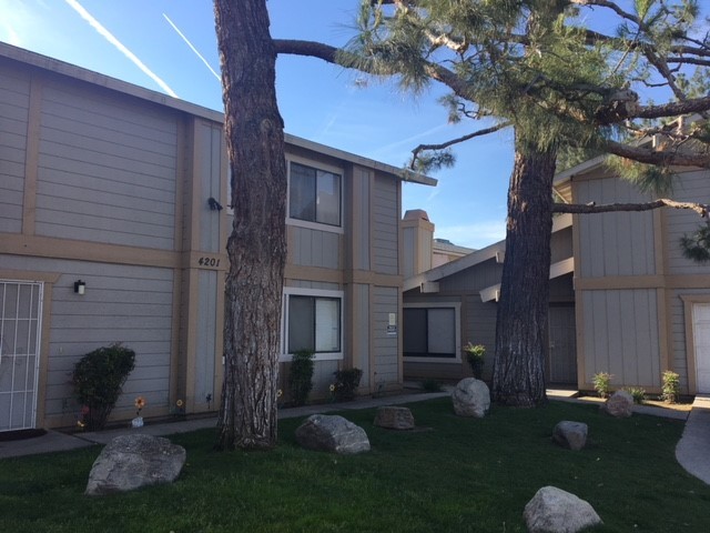 Parkwood Court Apartments in Bakersfield, CA - Building Photo