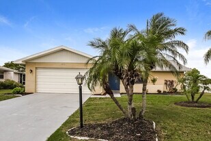 1802 Fort Duquesna Dr in Sun City Center, FL - Building Photo