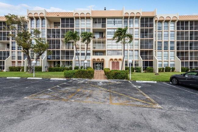 851 Three Islands Blvd, Unit 317 in Hallandale Beach, FL - Building Photo - Building Photo