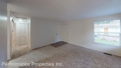 13345 Clairmont Way in Oregon City, OR - Foto de edificio - Building Photo