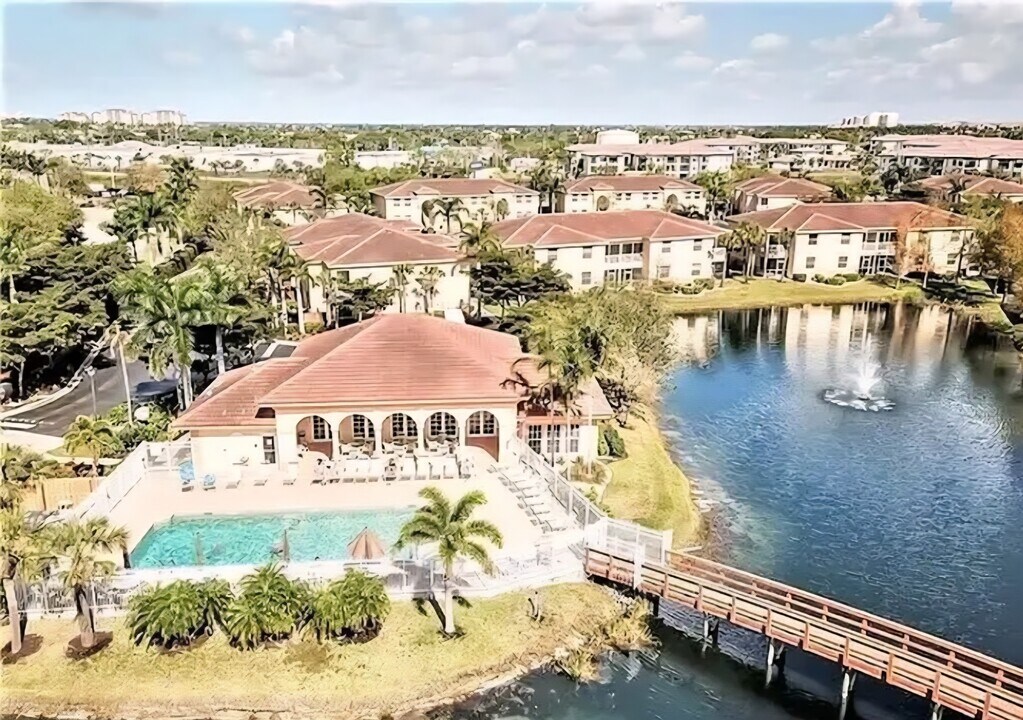 15385 Bellamar Cir, Unit 413 in Ft. Myers, FL - Foto de edificio