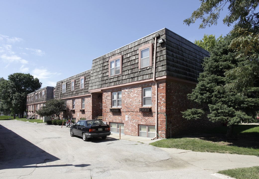 Oak Ridge Apartments in Omaha, NE - Building Photo