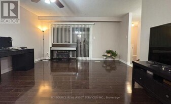 19 Talbot St in Brampton, ON - Building Photo