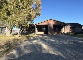 358 Parkchester Dr in Spring Creek, NV - Building Photo