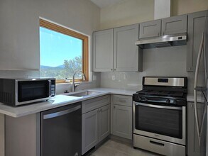 76 E Wildflower Dr in Santa Fe, NM - Building Photo - Building Photo