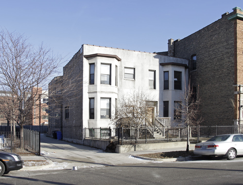 826 W Dakin St in Chicago, IL - Foto de edificio