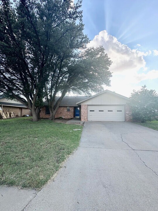 2703 Mark Ln in Midland, TX - Building Photo