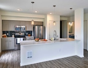 The Hadley in Mercer Island, WA - Foto de edificio - Building Photo