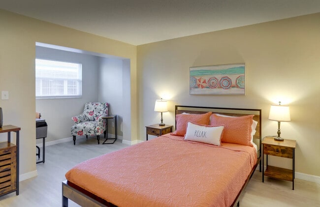 Redington Retreat in Redington Shores, FL - Building Photo - Building Photo