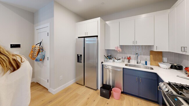 158 Everett St, Unit 202 in Boston, MA - Building Photo - Building Photo