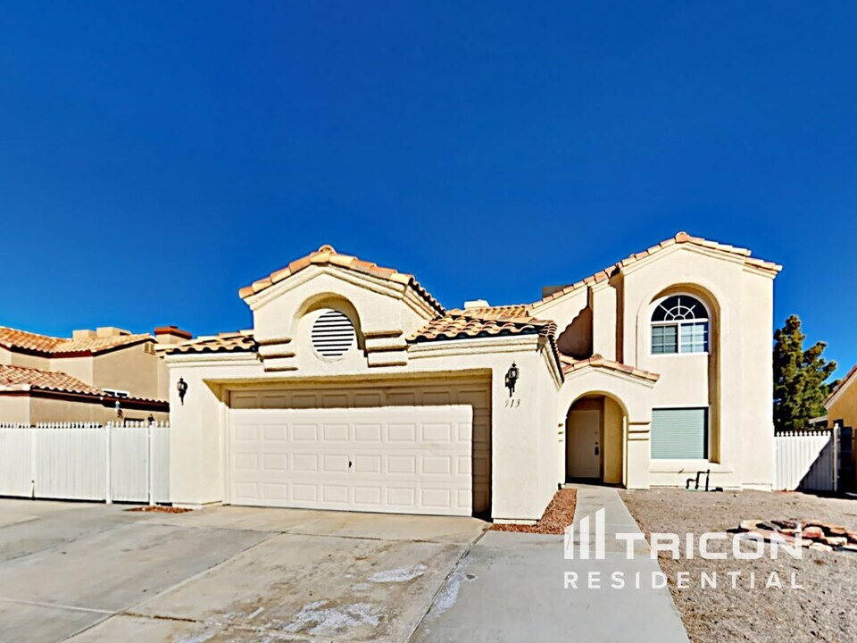 913 Wagon Train Dr in Henderson, NV - Building Photo