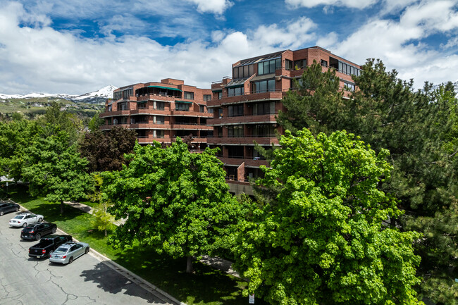 Arlington Place Condominiums in Salt Lake City, UT - Foto de edificio - Building Photo