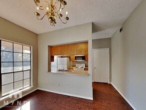 9747 Whitehurst Dr in Dallas, TX - Foto de edificio - Building Photo