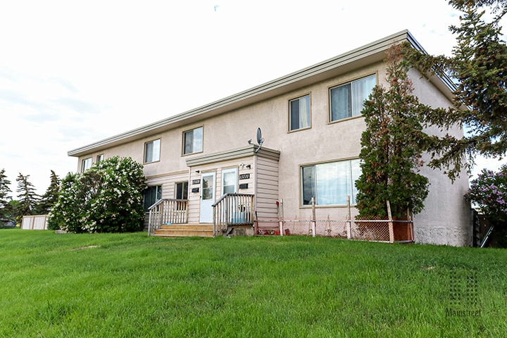 Athlone Park Townhomes in Edmonton, AB - Building Photo