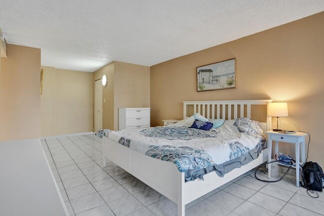 2017 S Ocean Dr in Hallandale Beach, FL - Building Photo - Building Photo