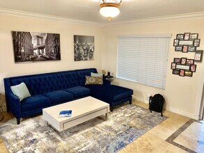 565 S Royal Crest Cir, Unit 6 in Las Vegas, NV - Building Photo - Building Photo