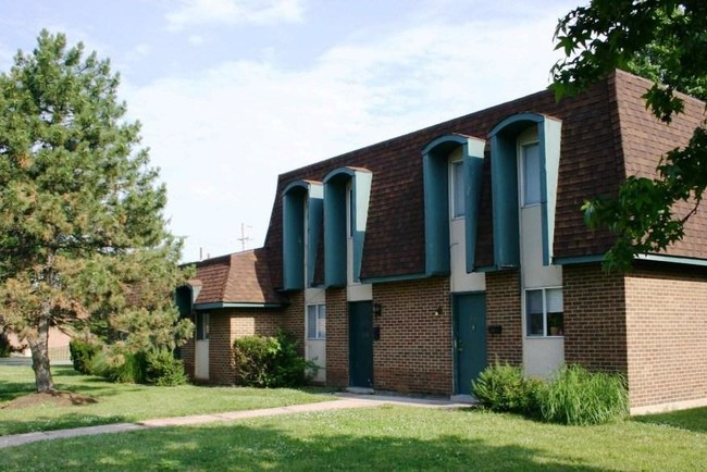 Carriage House Apartments in Englewood, OH - Building Photo - Building Photo