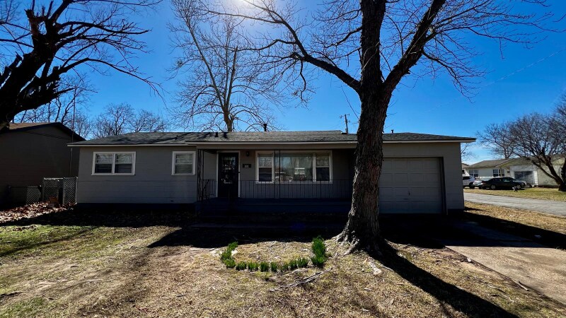 1608 Glennen Dr in Okmulgee, OK - Foto de edificio