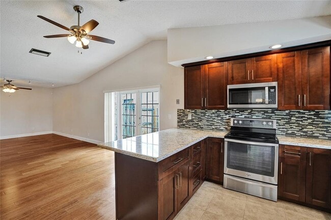 8511 NW 54th St in Lauderhill, FL - Foto de edificio - Building Photo