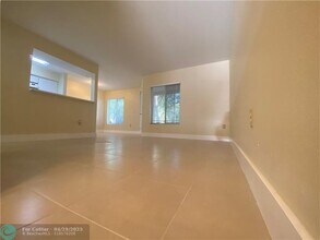 2485 NW 33rd St in Oakland Park, FL - Building Photo - Building Photo