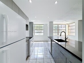 16400 NE 17th Ave in North Miami Beach, FL - Foto de edificio - Building Photo
