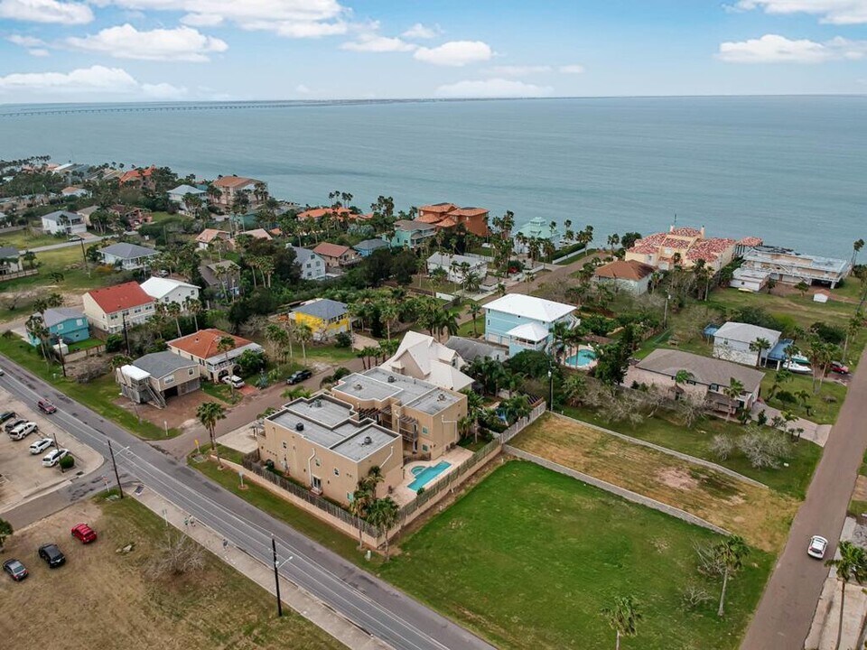 200 W Mesquite St in South Padre Island, TX - Building Photo