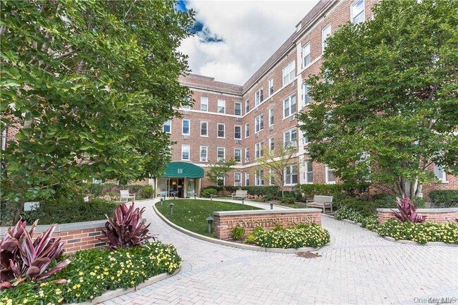 111 7th St in Garden City, NY - Building Photo - Building Photo