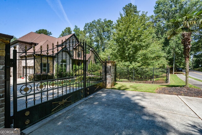 2210 Spalding Dr in Sandy Springs, GA - Building Photo - Building Photo