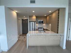 1181 Sunset Dr in Kelowna, BC - Building Photo - Building Photo