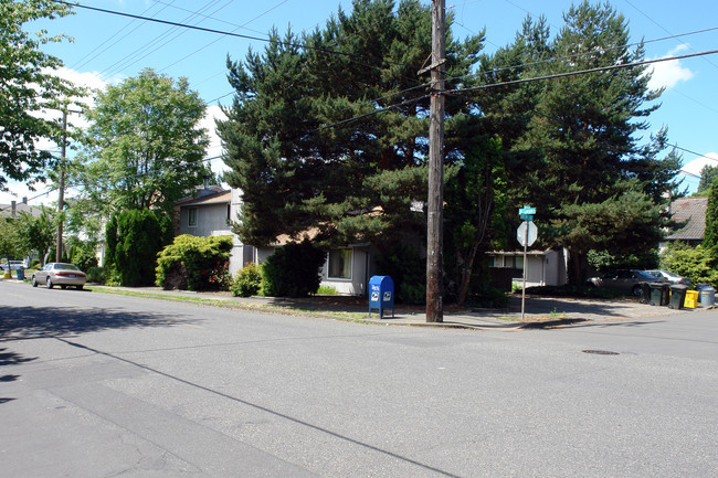 1721 SE Clinton St in Portland, OR - Building Photo - Building Photo