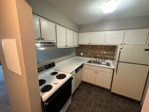 5700 W Wahner Ave in Brown Deer, WI - Foto de edificio - Building Photo
