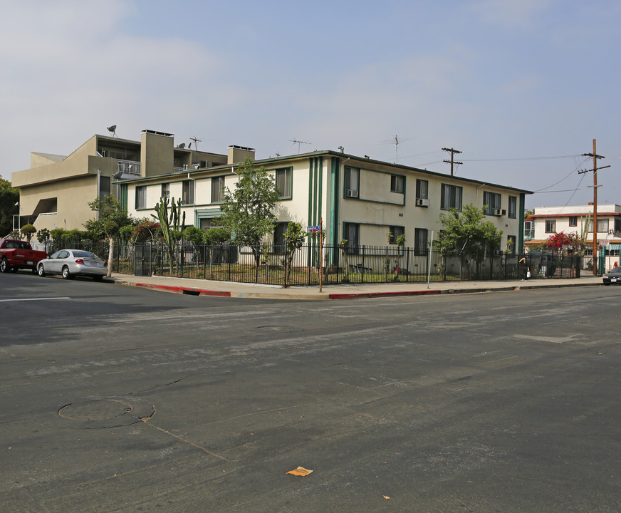 901 S Manhattan Pl in Los Angeles, CA - Building Photo