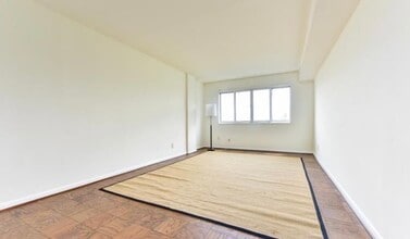 5340 Holmes Run Pkwy, Unit 600 in Alexandria, VA - Foto de edificio - Building Photo