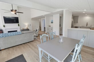 561 S Sierra Ave in Solana Beach, CA - Foto de edificio - Building Photo