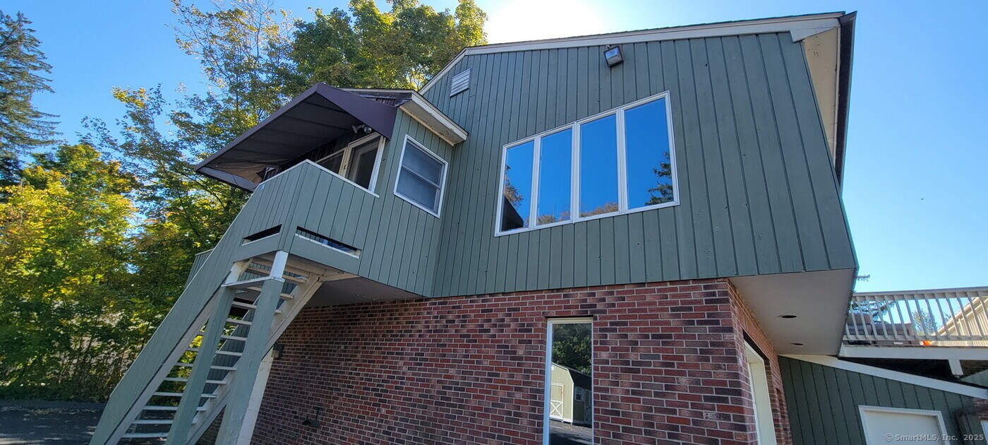 109 Wooster St in Bethel, CT - Foto de edificio