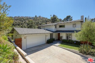 7560 Devista Dr in Los Angeles, CA - Building Photo