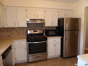 140 Thompson St in East Haven, CT - Building Photo - Building Photo