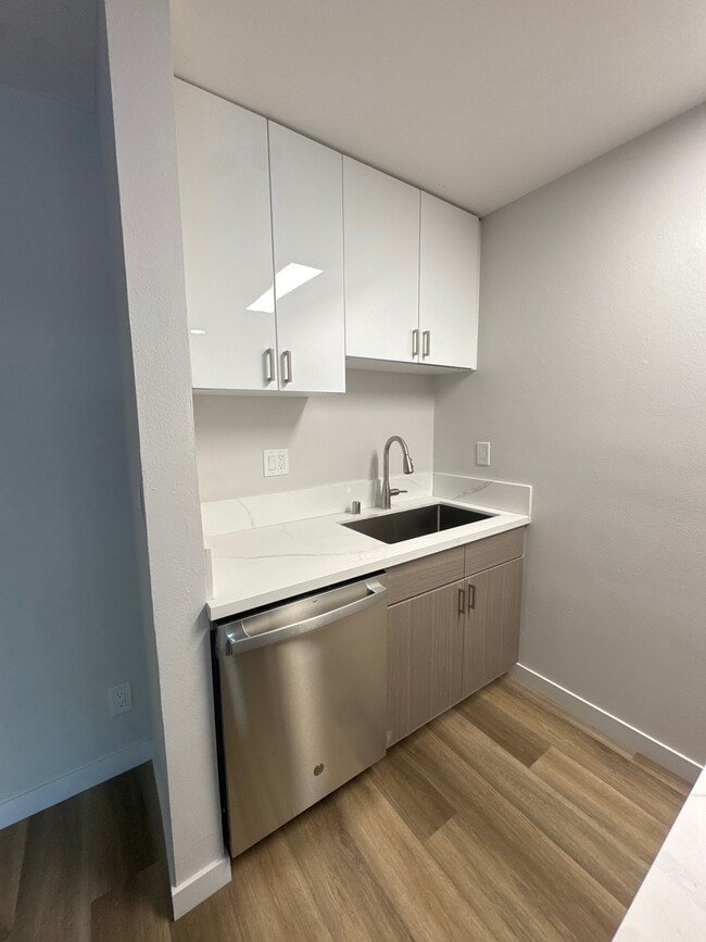 The CitiZen at 4006 Emerald Street in Torrance, CA - Foto de edificio - Building Photo