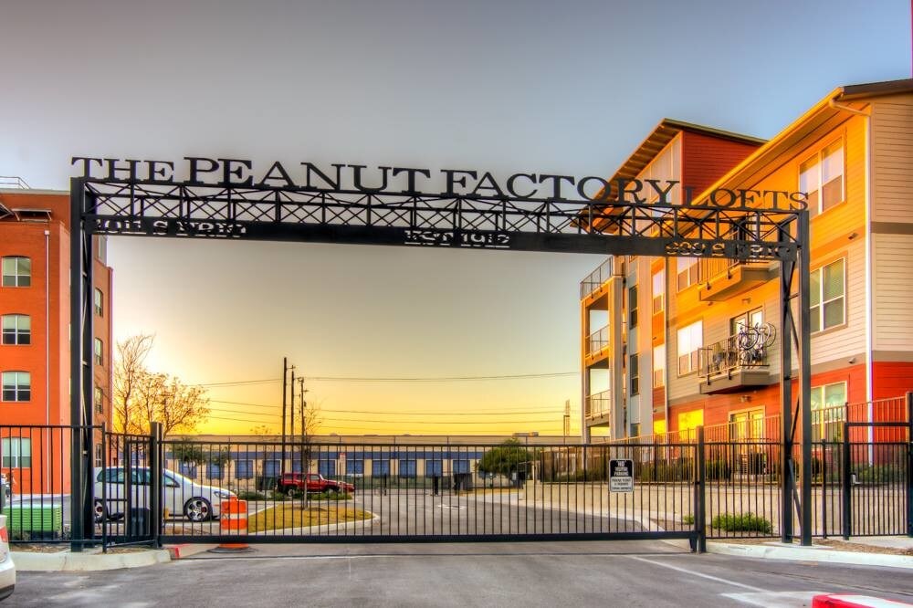 Peanut Factory Lofts in San Antonio, TX - Foto de edificio