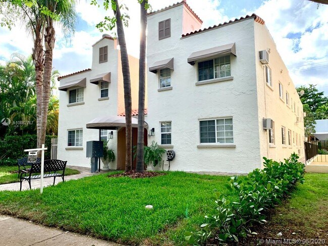 1218 Salzedo St-Unit -9 in Coral Gables, FL - Building Photo - Building Photo