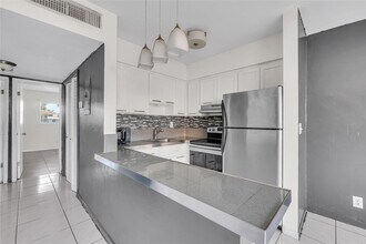 4050 NE 12th Terrace in Oakland Park, FL - Foto de edificio - Building Photo