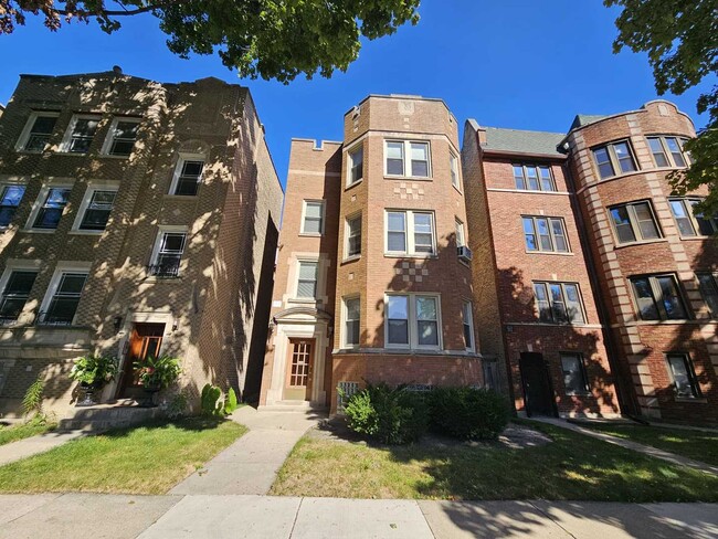 6545 N Mozart St in Chicago, IL - Building Photo - Building Photo