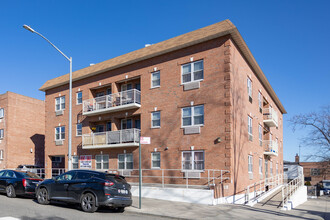 36-41 169th St in Flushing, NY - Foto de edificio - Building Photo