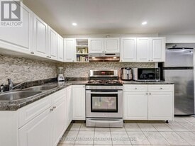 205 London Rd in Newmarket, ON - Building Photo