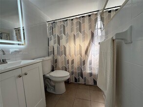 8860 SW 32nd St in Miami, FL - Building Photo - Building Photo